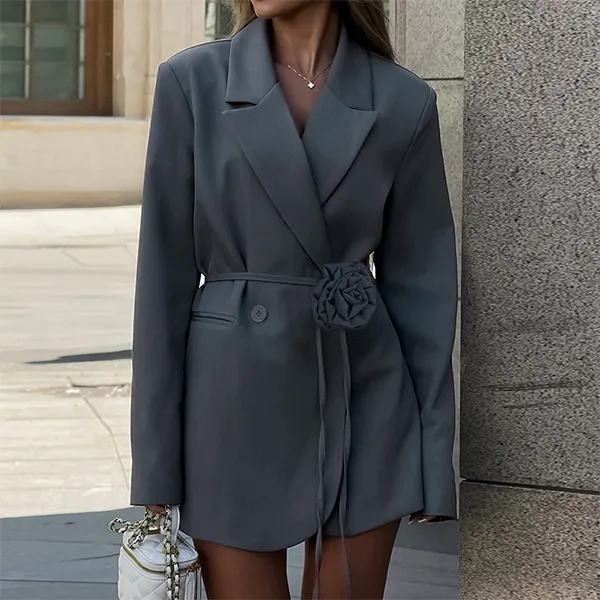 Eleganter Blazer mit Reverskragen und 3D-Rosenapplikation sowie langen Ärmeln
